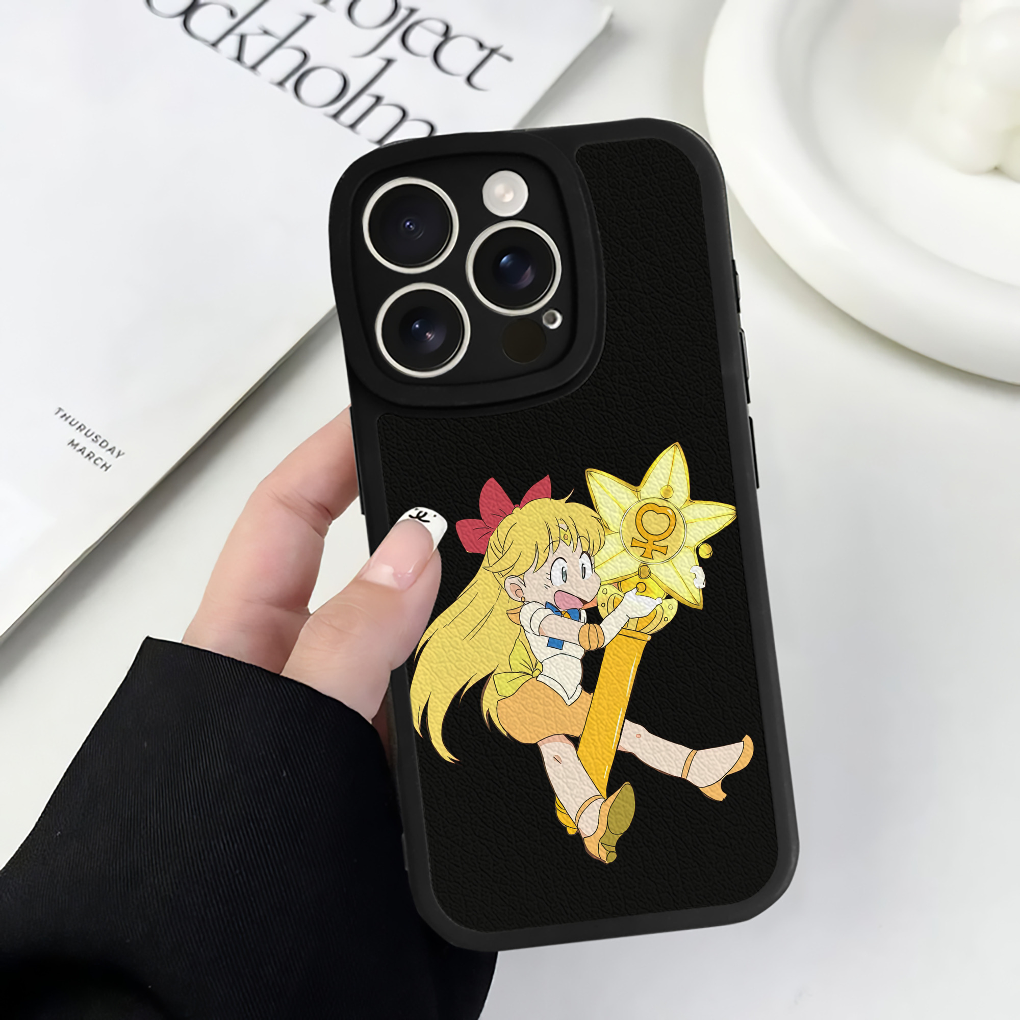 （画像用） 美少女戦士セーラームーン 愛野 美奈子 あいの みなこ Sailor Moon Aino Minako 【iPhone 16シリーズ対応】シリコンスマホケース（レザー調） 材質：シリコン